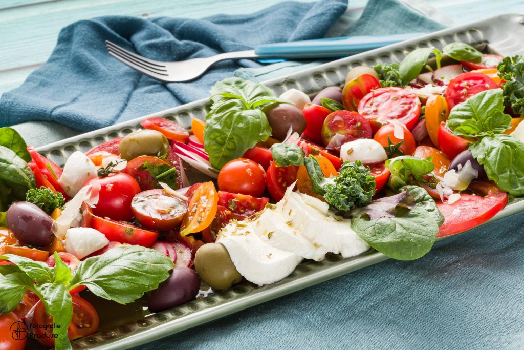 Fotografie culinara, platou cu mozzarela, rosii, busuioc, ridichi si masline