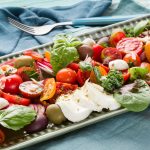 Fotografie culinara, platou cu mozzarela, rosii, busuioc, ridichi si masline